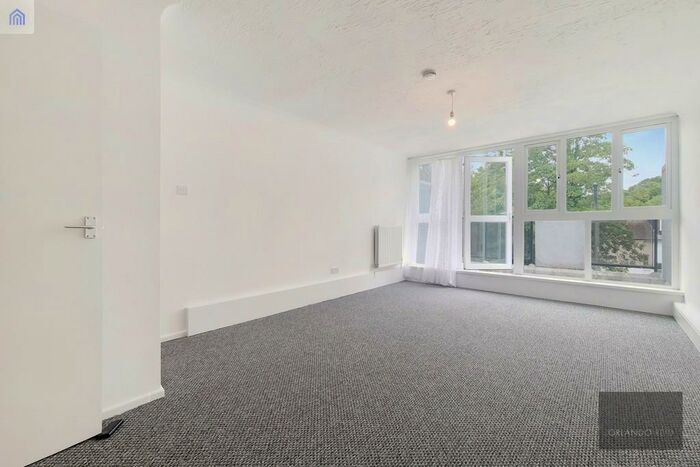 3 Bedroom Maisonette To Rent In Northwood Way, Central Hill, SE19