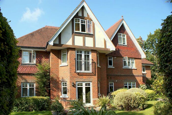 2 Bedroom Flat To Rent In Mark Way, Godalming, GU7