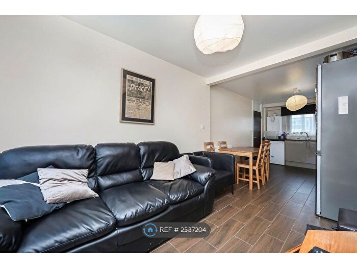 4 Bedroom Maisonette To Rent In Windermere House, London, E3