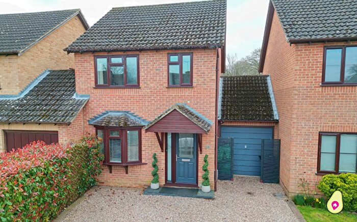 3 Bedroom Link Detached House For Sale In Vermont Woods, Finchampstead, Wokingham, RG40