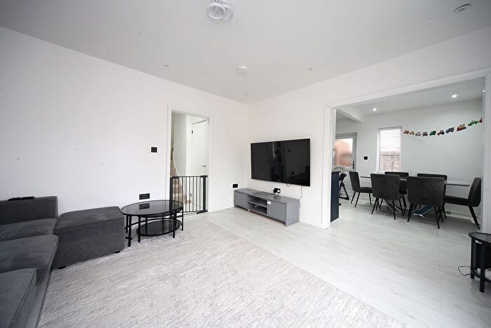3 Bedroom Semi-detached House For Sale In Beech Green, Dunstable, LU6