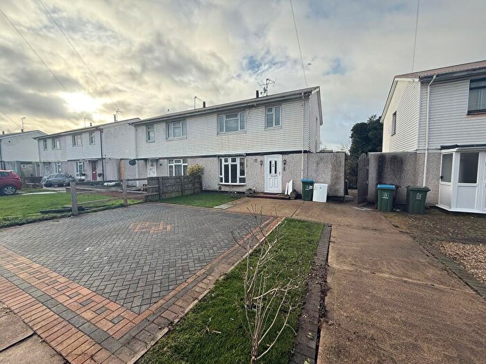 3 Bedroom Semi Detached House For Sale In Old Stoke Road, Aylesbury, HP21