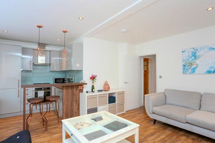 1 Bedroom Flat To Rent In Approach Road, Raynes Park, SW20