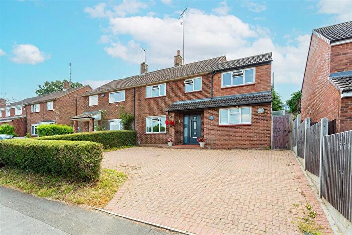 3 Bedroom Semi-Detached House For Sale In Molescroft, Harpenden, AL5