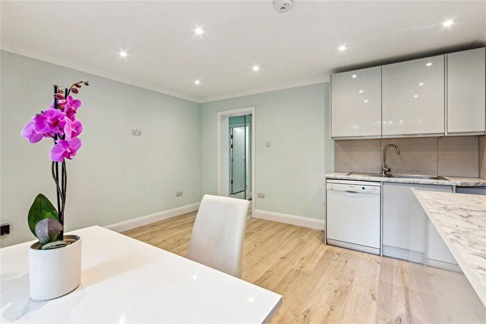 2 Bedroom Flat To Rent In Cambridge Gardens, London, W10