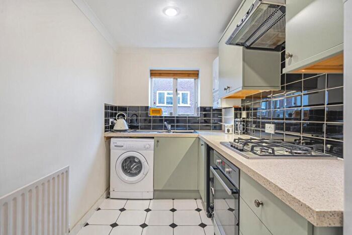 2 Bedroom Flat For Sale In Cintra Park, Crystal Palace, SE19