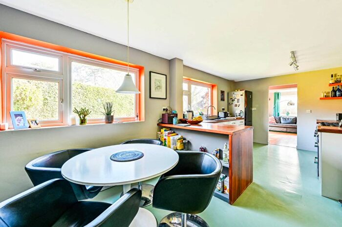 4 Bedroom Detached House For Sale In Sandy Close, Woking, GU22