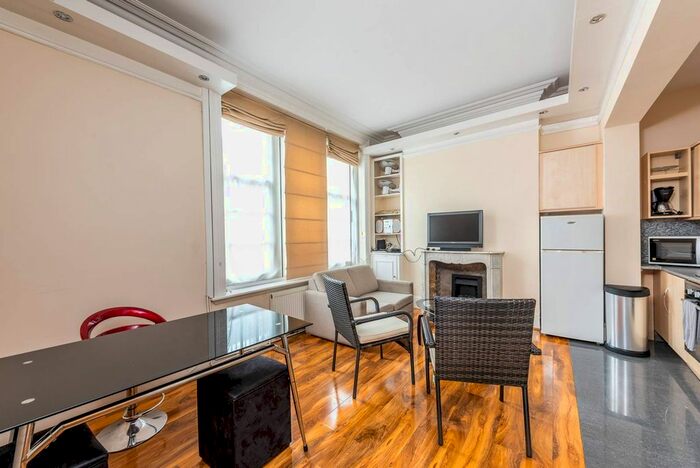 2 Bedroom Flat To Rent In Cromwell Crescent, Kensington, London, SW5