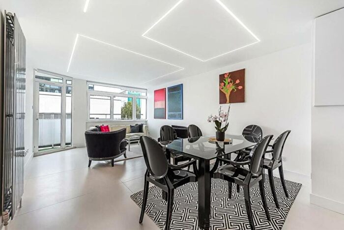 2 Bedroom Flat To Rent In Campden Hill, Notting Hill Gate, London, W11