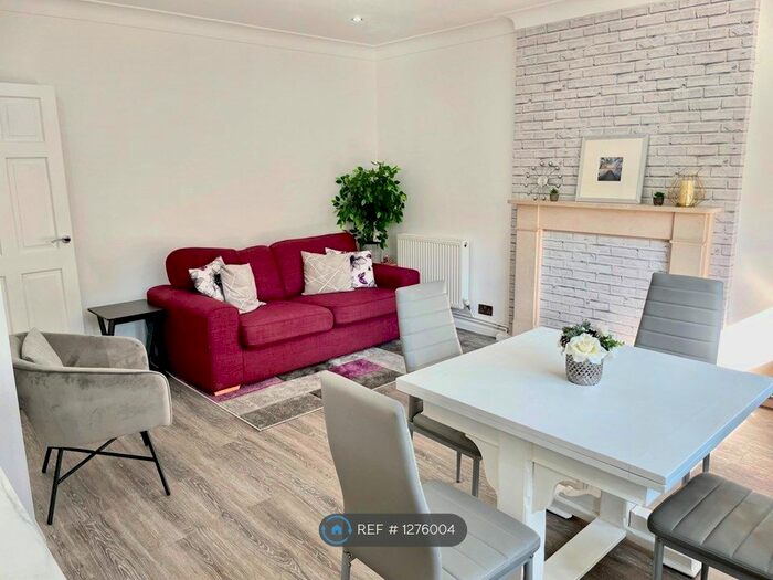 2 Bedroom Flat To Rent In Palace Road, London, SW2