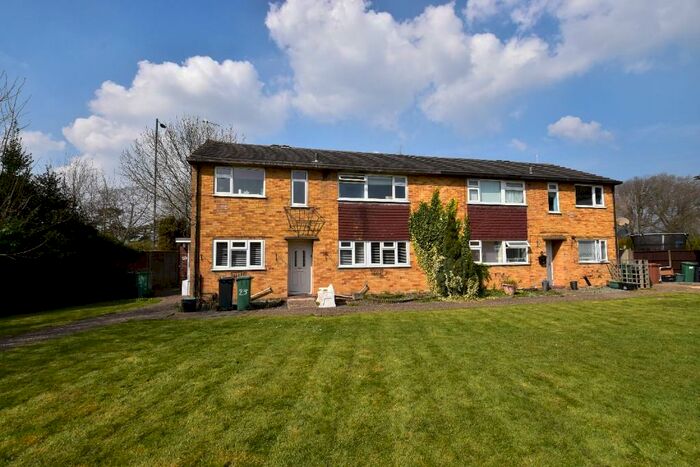 2 Bedroom Maisonette To Rent In Victoria Close, Horley, Surrey, RH6
