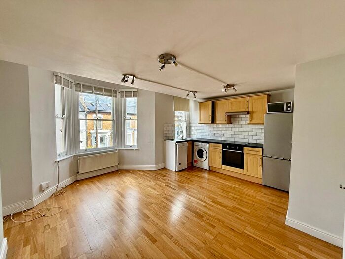 2 Bedroom Flat To Rent In Dalberg Road, London, SW2