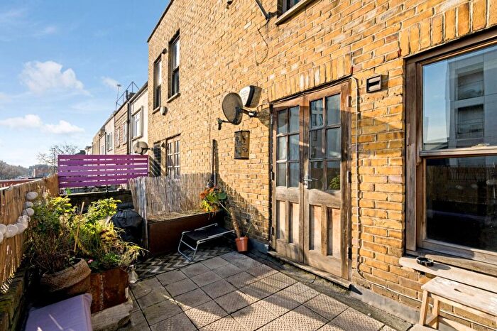 1 Bedroom Apartment To Rent In Cambridge Heath Road, London, E2