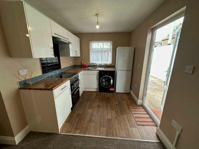 2 Bedroom Flat To Rent In Boundary Road, East Ham, London, E13