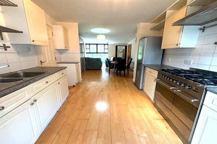 3 Bedroom Flat To Rent In Hartlepool Court, E16