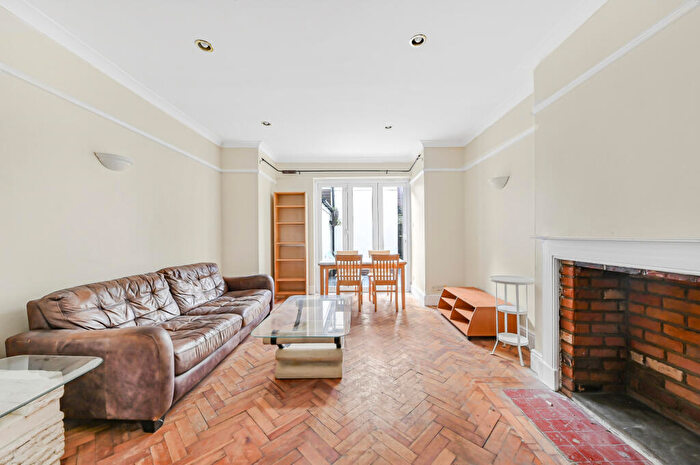 4 Bedroom Flat To Rent In St. Cuthberts Road, West Hampstead, NW2