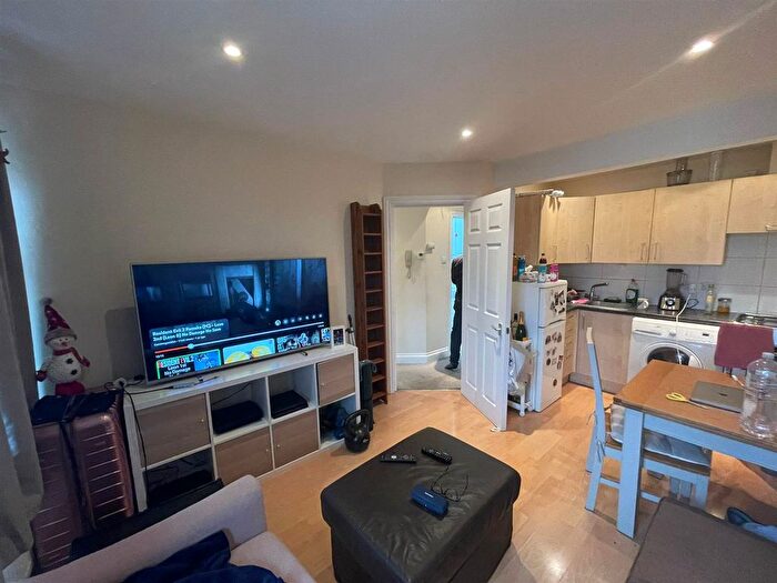 2 Bedroom Flat To Rent In Finchley Road, Temple Fortune, NW11
