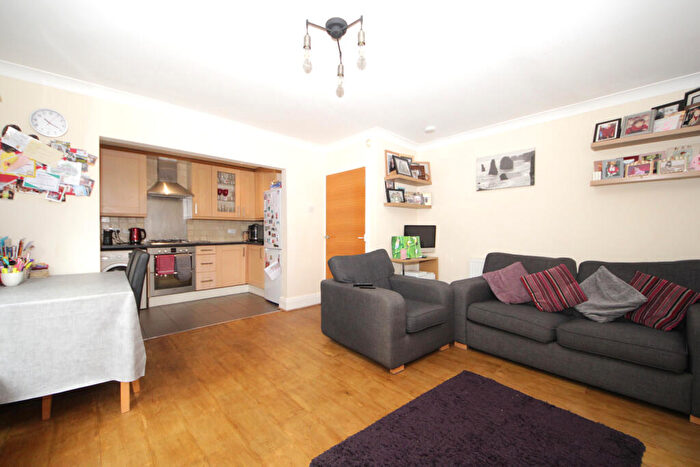 2 Bedroom Maisonette To Rent In Cromwell Close, East Finchley, N2