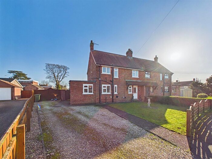 3 Bedroom Semi Detached House For Sale In Grange Park, Brough, HU15