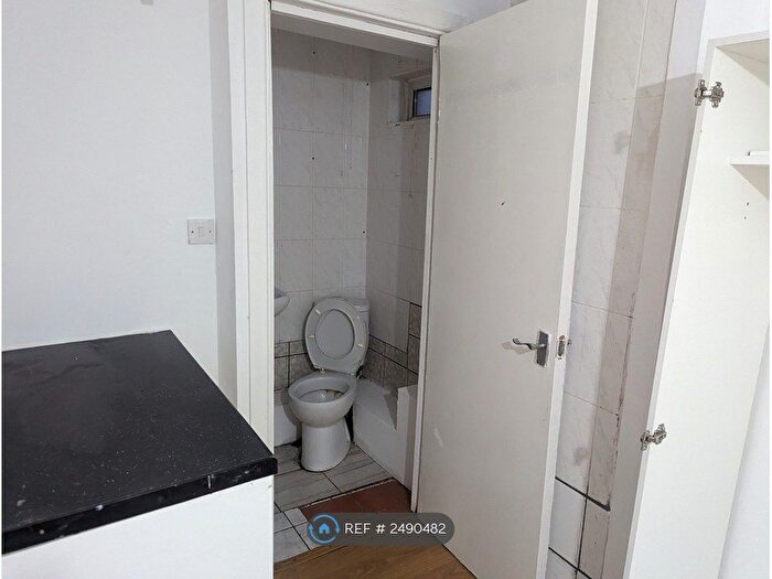 Studio To Rent In Reid Close, Pinner, HA5