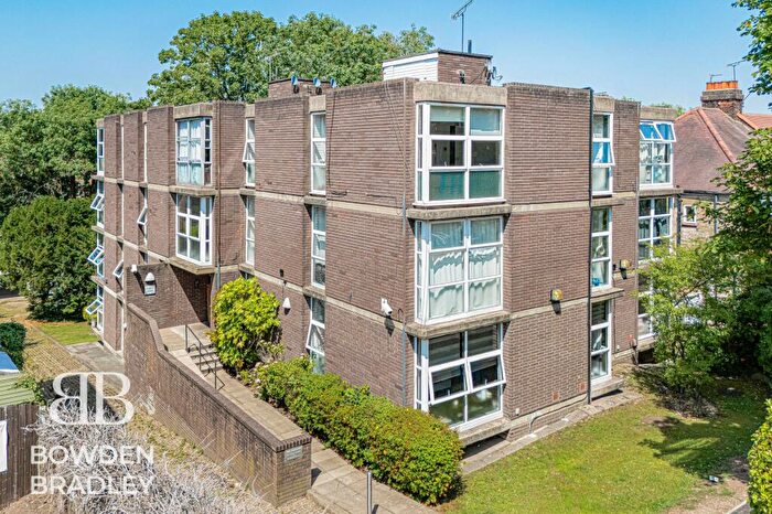 2 Bedroom Flat For Sale In Palmerston Road, Harefield House, IG9