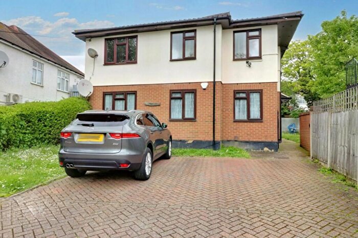 2 Bedroom Flat To Rent In Veronique Gardens, Ilford, IG6