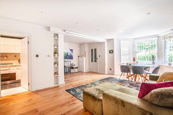 2 Bedroom Flat To Rent In St Quintin Avenue, North Kensington, London, W10