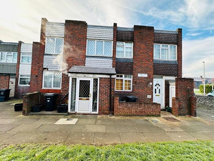 4 Bedroom Detached House To Rent In Stanway Close, Chigwell, IG7