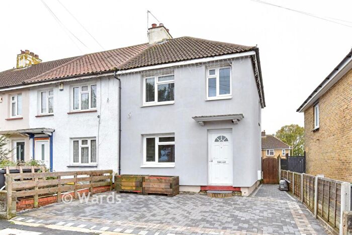 3 Bedroom End Of Terrace House For Sale In Poplar Avenue, Gravesend, Kent, DA12
