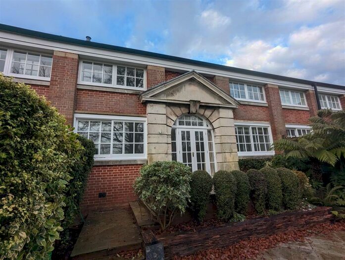 4 Bedroom Town House To Rent In Fantastic Central Location, Peninsular Square, Winchester, SO23