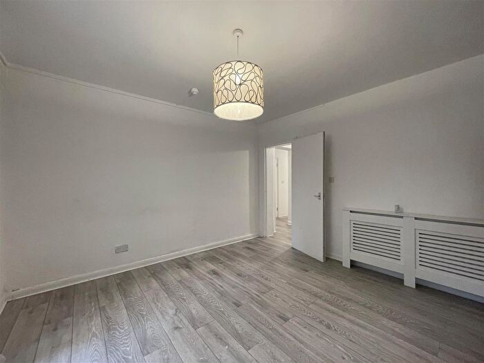 2 Bedroom Flat To Rent In Amhurst Road, Hackney, E8