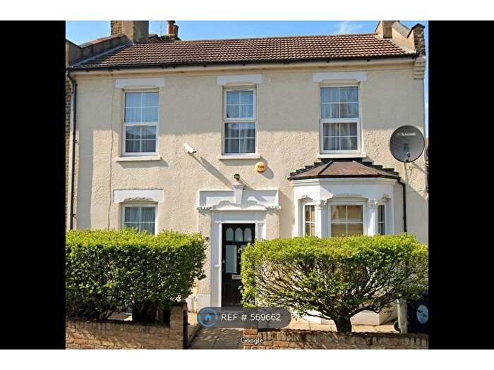 2 Bedroom Maisonette To Rent In Leslie Road, London, E11