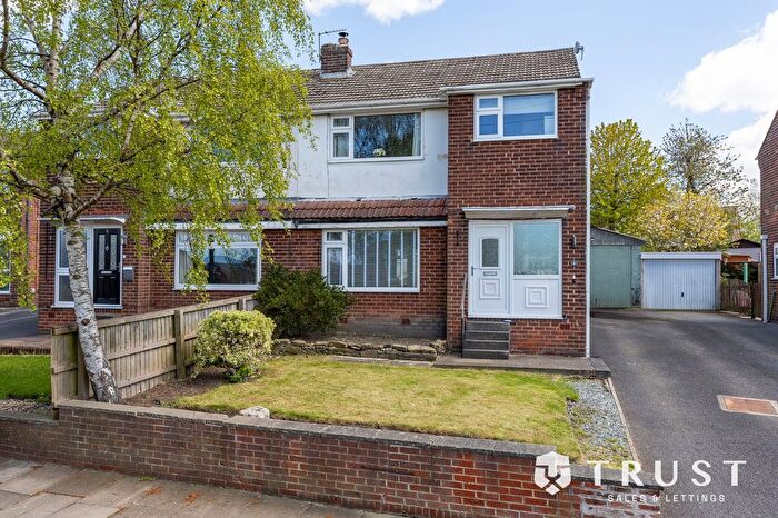 3 Bedroom Semi-detached House For Sale In Harefield Drive, Batley, WF17
