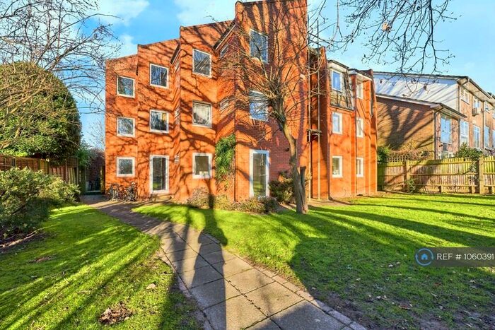 2 Bedroom Flat To Rent In Fairways, Kingston Upon Thames, KT2