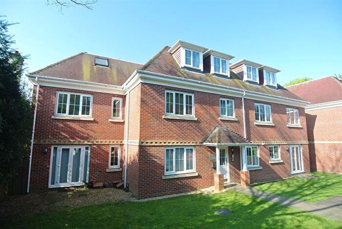 2 Bedroom Flat To Rent In Woburn Hill, Addlestone, KT15