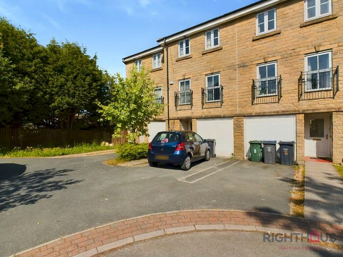 3 Bedroom Town House For Sale In Widdop Close, Bradford, BD6