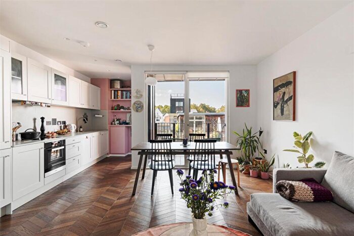 1 Bedroom Flat To Rent In Gransden Avenue, Hackney, E8