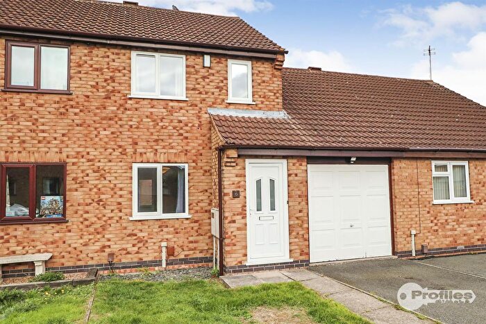 3 Bedroom Town House To Rent In Cherwell Close, Hinckley, LE10