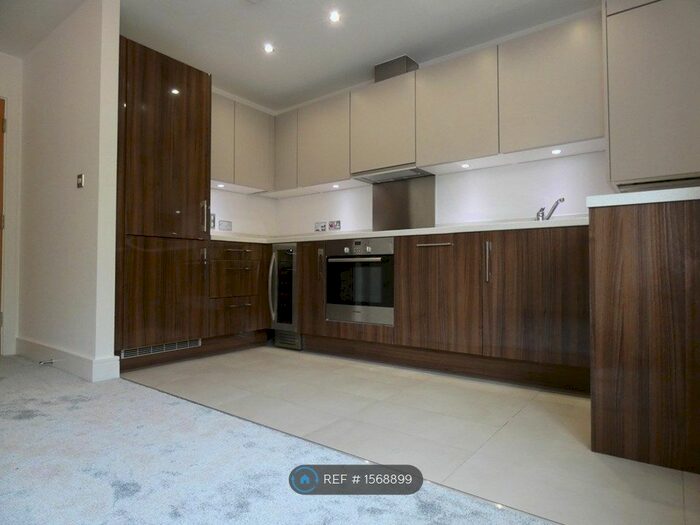 2 Bedroom Flat To Rent In Waterhouse Lane, Kingswood, Tadworth, KT20