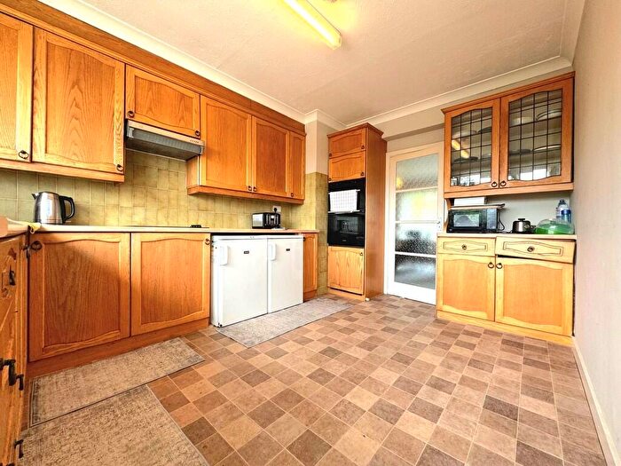 2 Bedroom Flat To Rent In Dove Park, Pinner, HA5