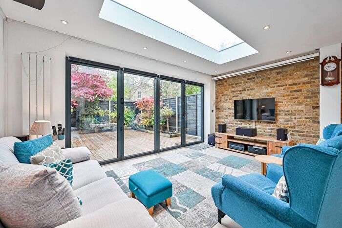 2 Bedroom Flat To Rent In Cavendish Road, Balham, London, SW12