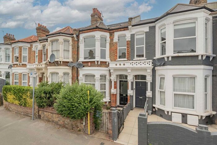 3 Bedroom Flat To Rent In Purves Road, London, NW10