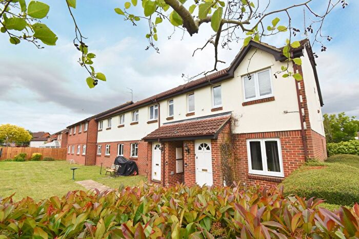 1 Bedroom Flat For Sale In Vanbrugh Drive, Walton-On-Thames, KT12