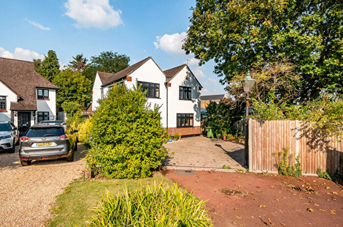 4 Bedroom Detached House For Sale In Ashley Park Crescent, Walton On Thames, Surrey, KT12