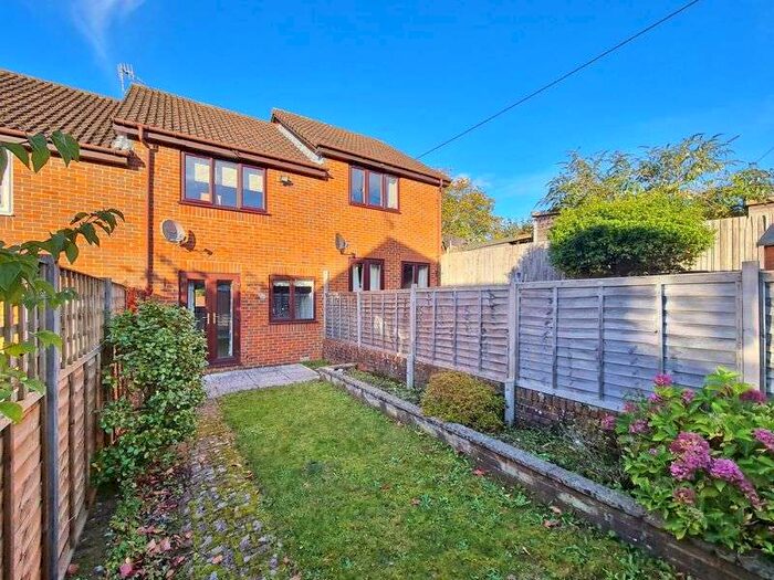 2 Bedroom Property To Rent In Trout Road, Haslemere, GU27