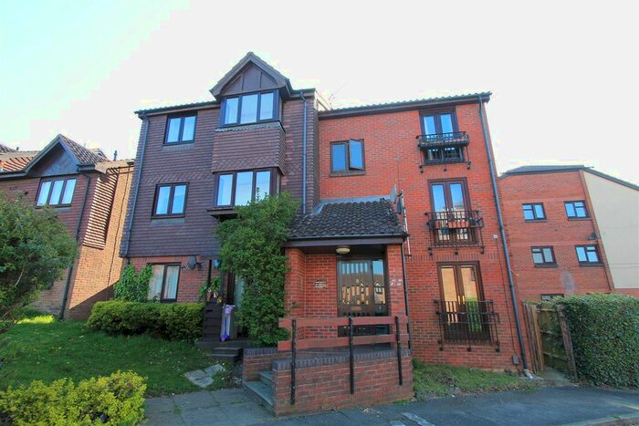 1 Bedroom Flat To Rent In Gables Close, London, SE12