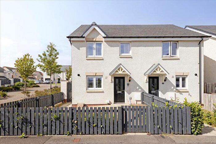 3 Bedroom Semi-Detached House For Sale In Auld Coal Road, Bonnyrigg, EH19