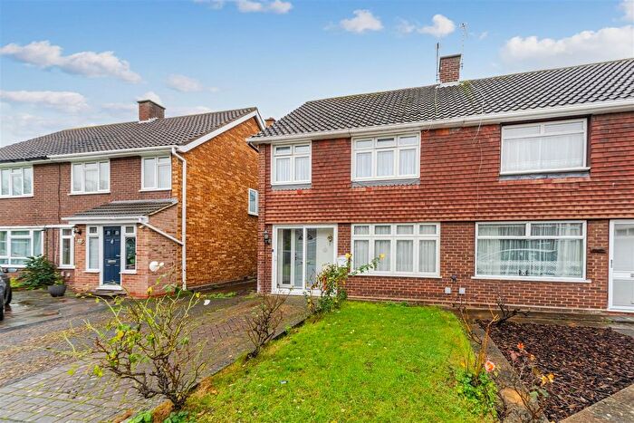 3 Bedroom Semi-detached House For Sale In Lynton Close, Isleworth, TW7