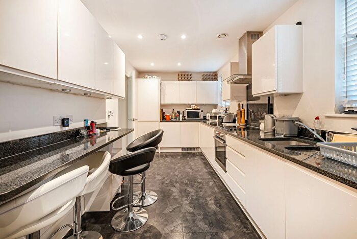 2 Bedroom Link Detached House For Sale In Parkview Way, Epsom, KT19
