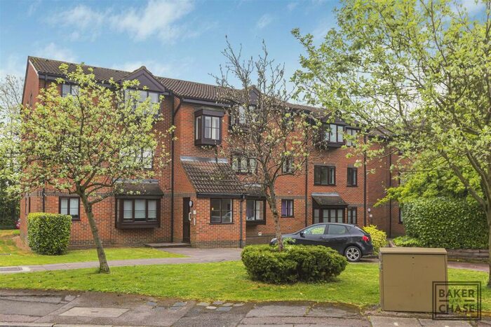 Flat To Rent In Gladbeck Way, Enfield, EN2